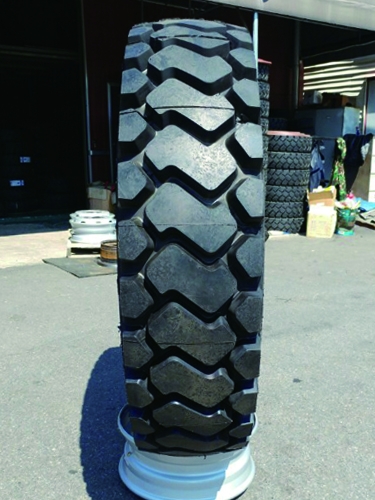TRI14.00R25 E4 TB516  ★★★ (2)